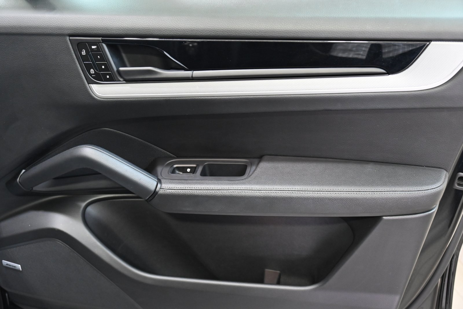 2024 Porsche Cayenne Base photo 18