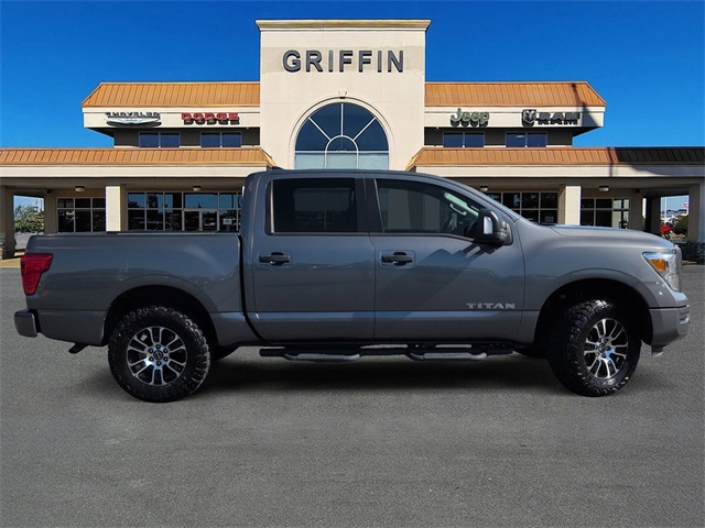 2023 Nissan Titan SV photo 2