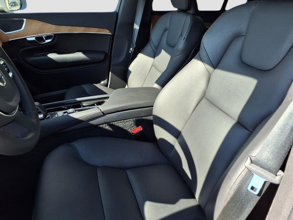 2025 Volvo XC90 B5 Plus photo 11