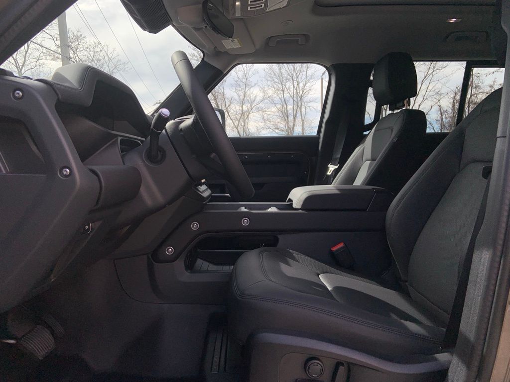 2025 Land Rover Defender 110 S photo 9