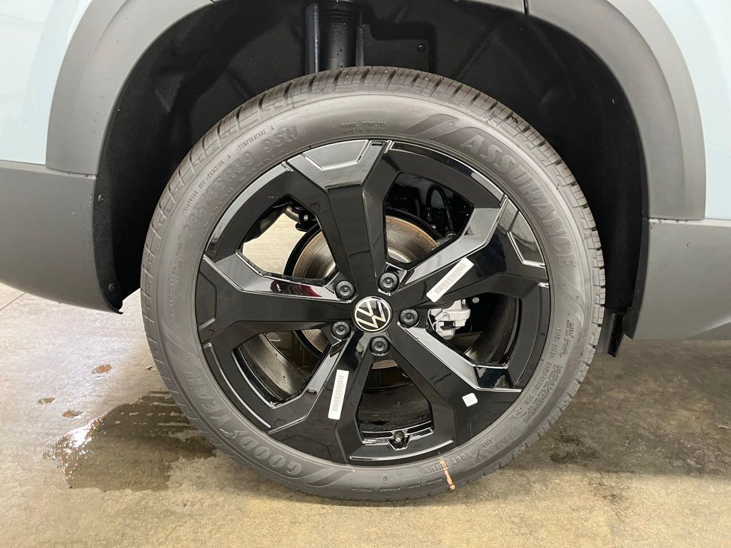 2025 Volkswagen Taos SE photo 27