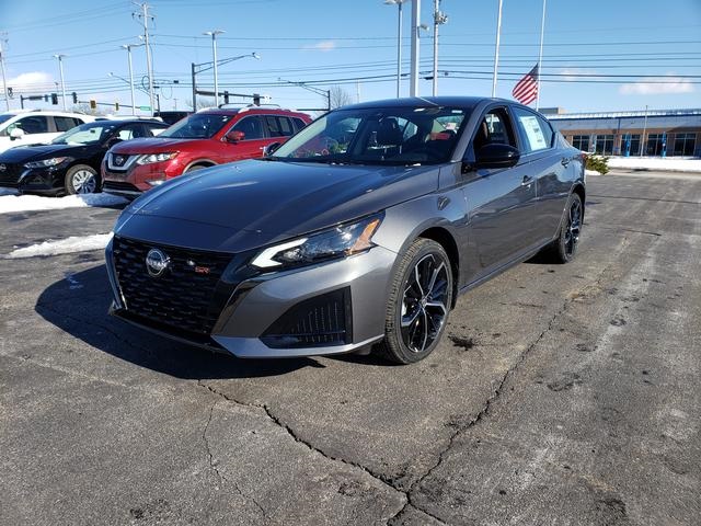 2025 Nissan Altima SR photo 3