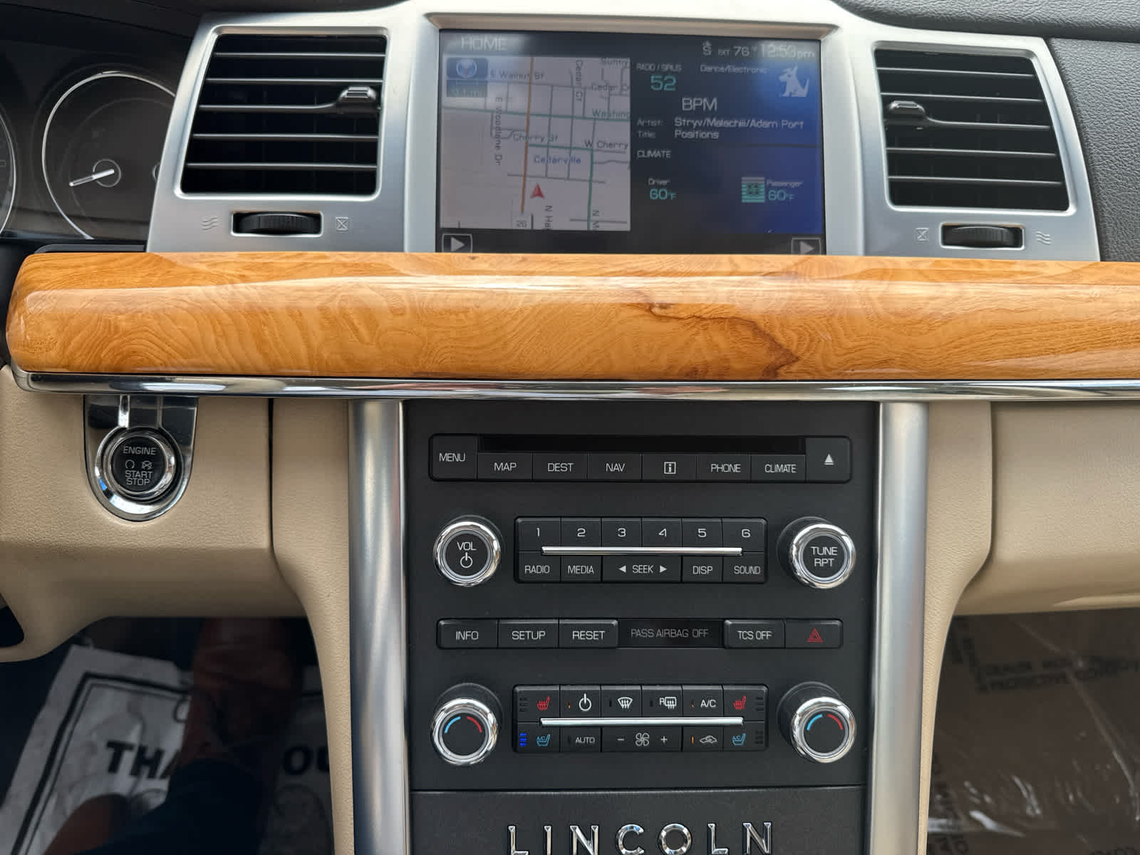 2011 Lincoln MKS photo 16