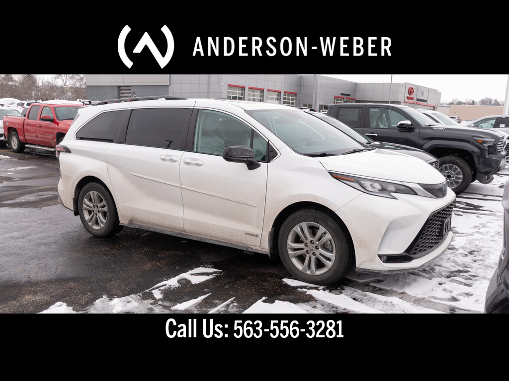2021 Toyota Sienna XSE's photo
