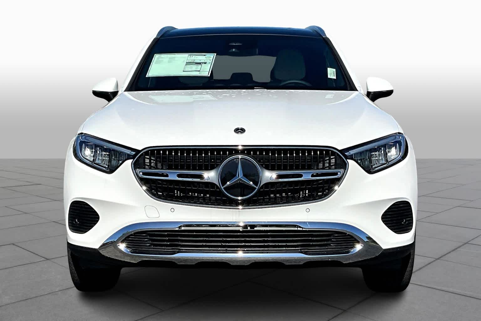 2025 Mercedes Benz GLC 300 photo 3