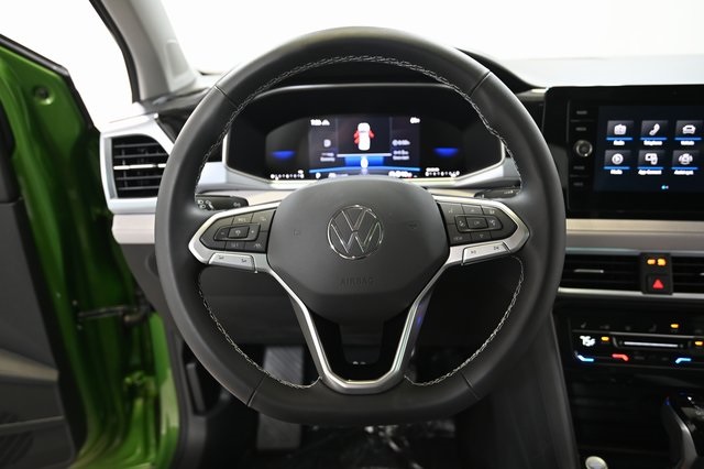 2025 Volkswagen Taos SE photo 3