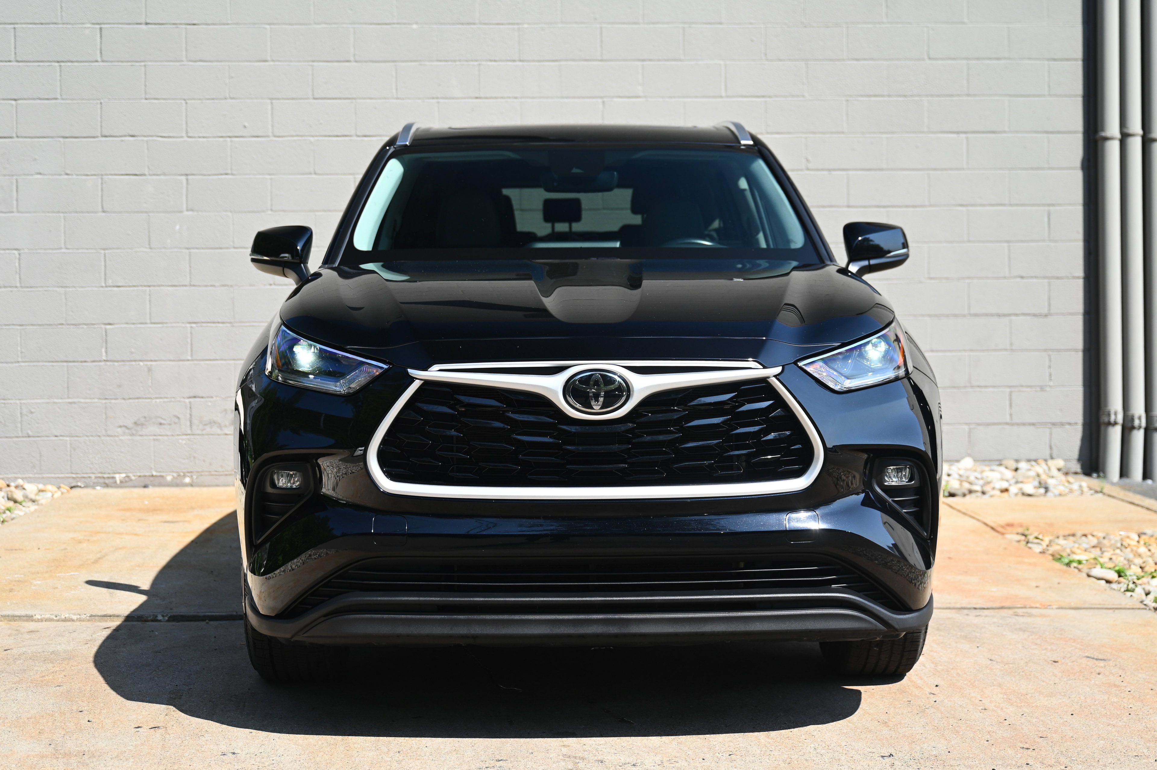 2021 Toyota Highlander XLE photo 2