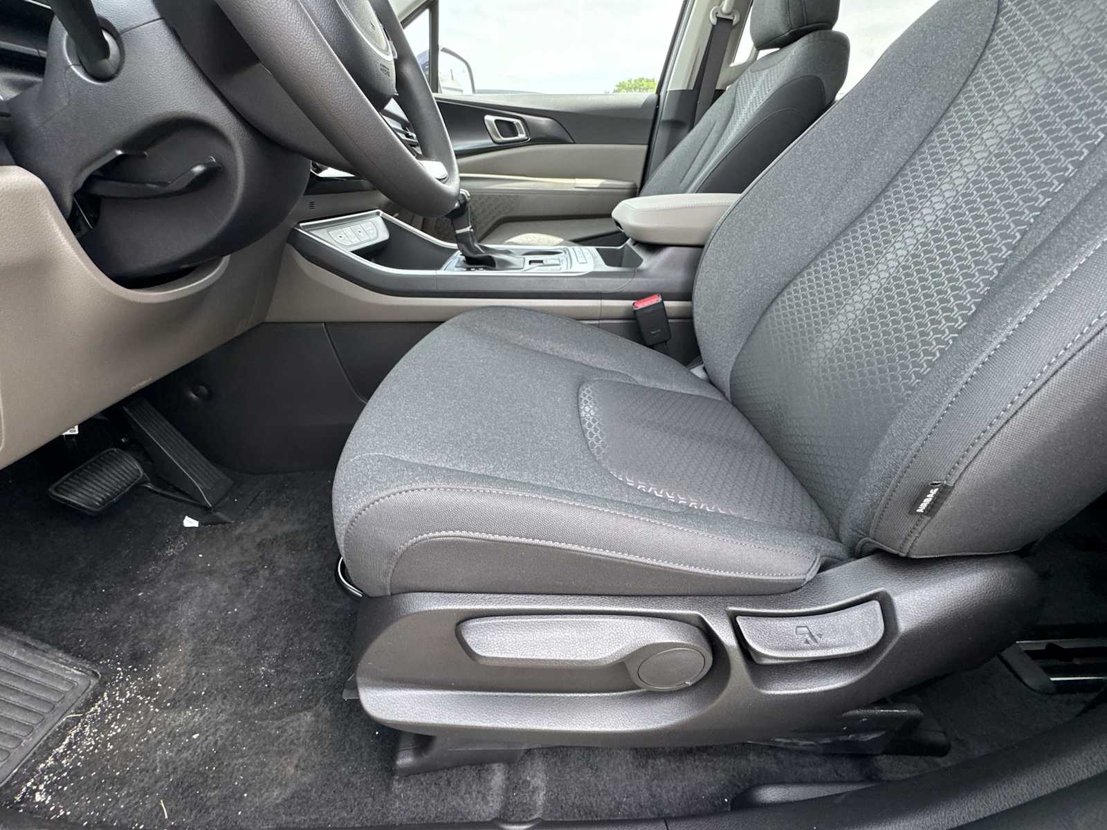 2025 Kia Carnival LX photo 3