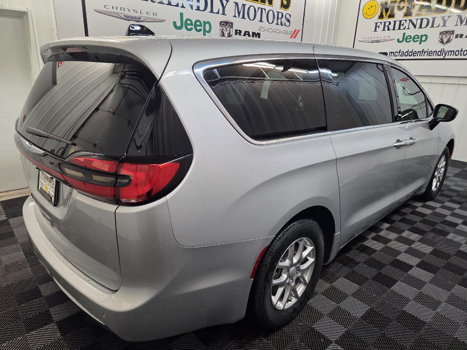 2026 Chrysler Pacifica photo 3