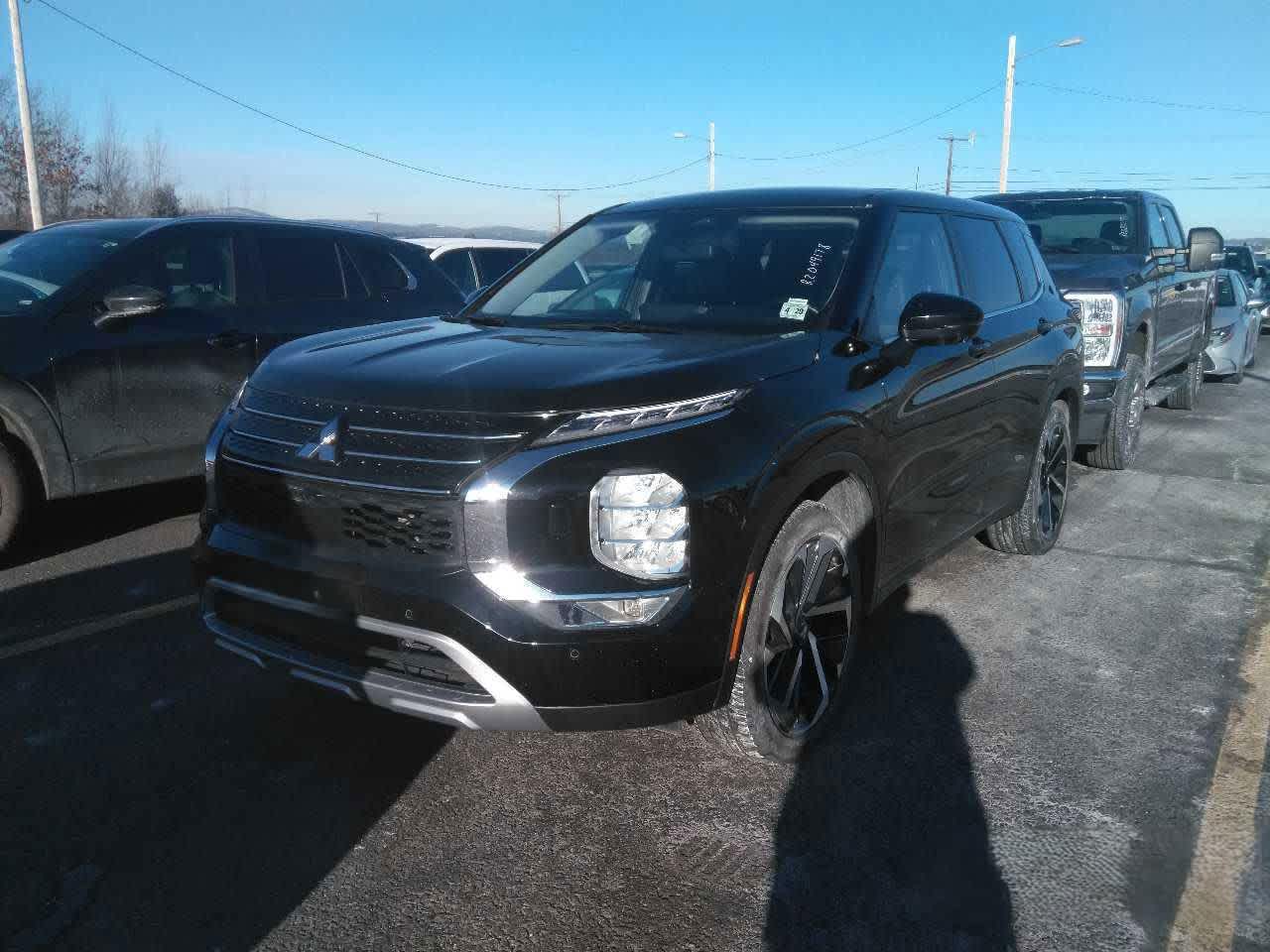 2024 Mitsubishi Outlander SE's photo