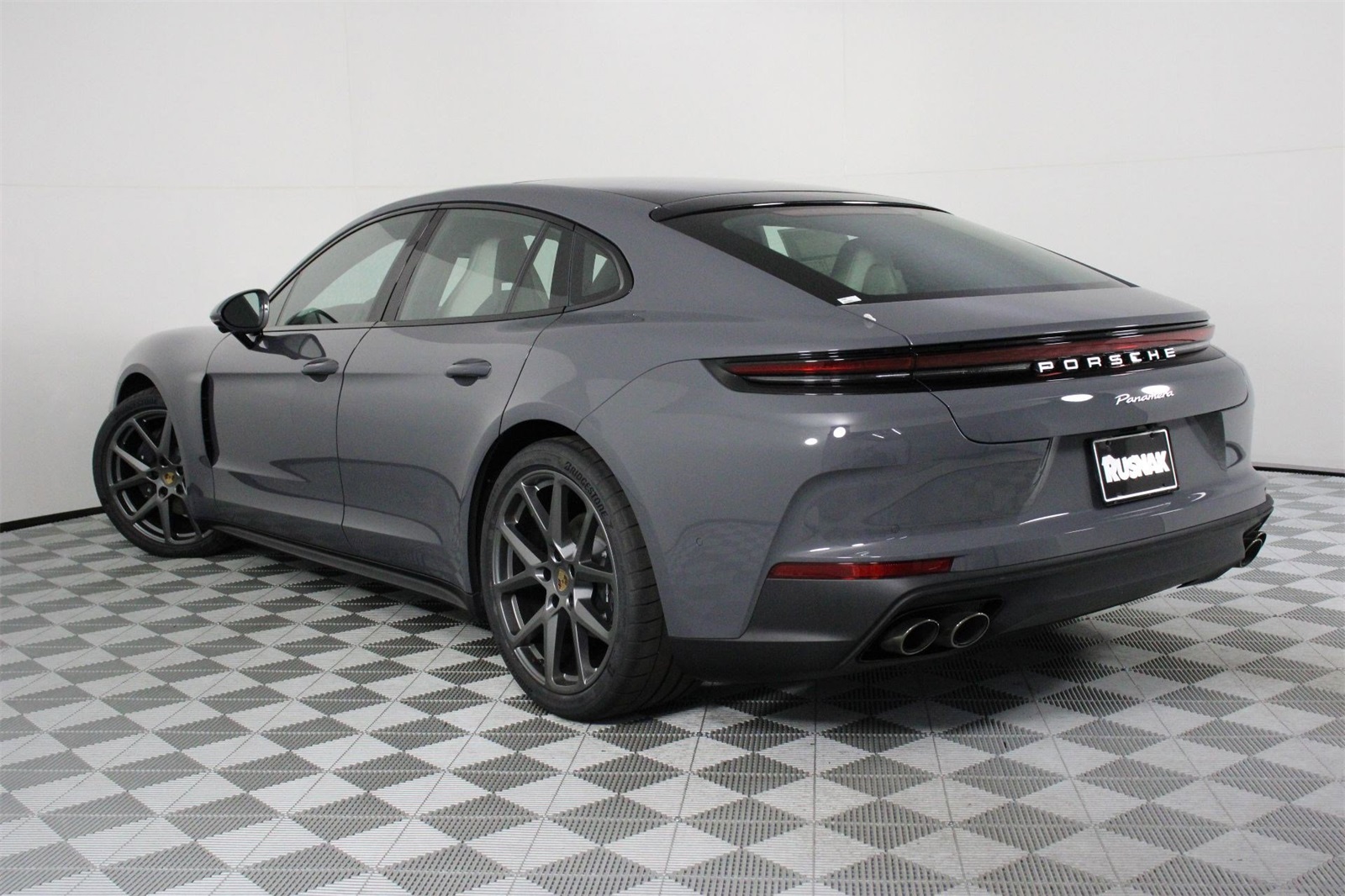 2025 Porsche Panamera 4 photo 3