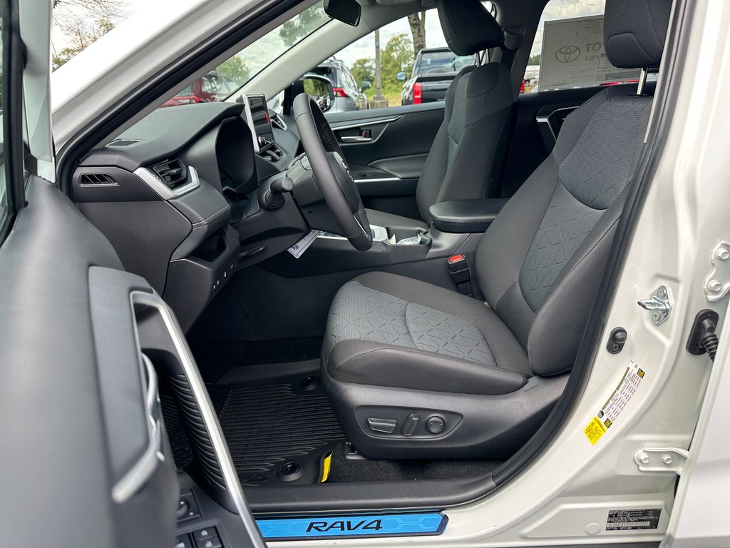 2025 Toyota RAV4 XLE photo 12