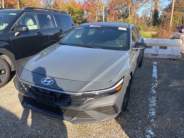 2025 Hyundai Elantra SEL Sport photo 4