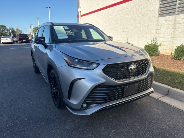 2024 Toyota Highlander LE's photo