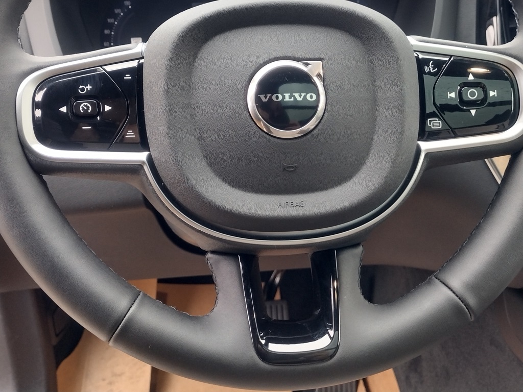 2026 VOLVO XC60 - Image 12