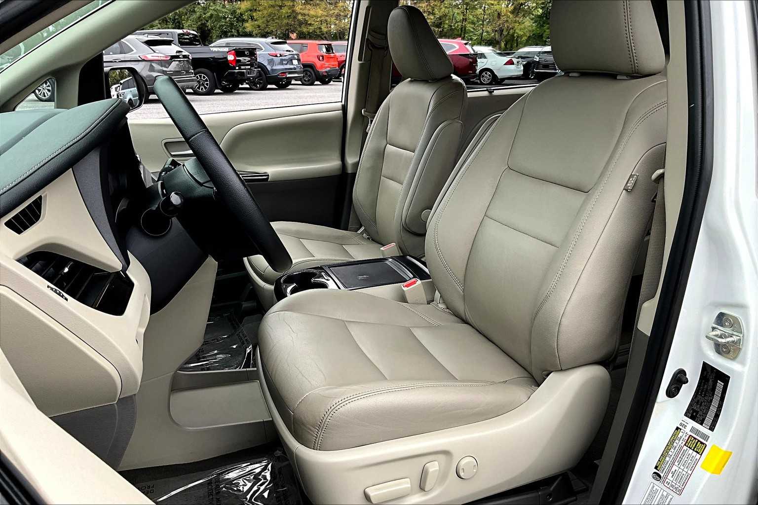 2020 Toyota Sienna XLE Premium photo 7