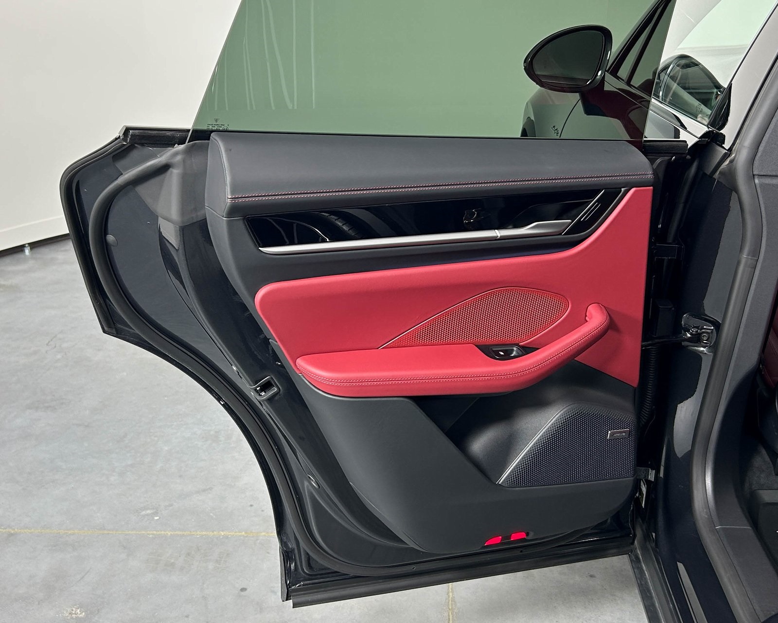 2024 Porsche Macan Electric 4 photo 27