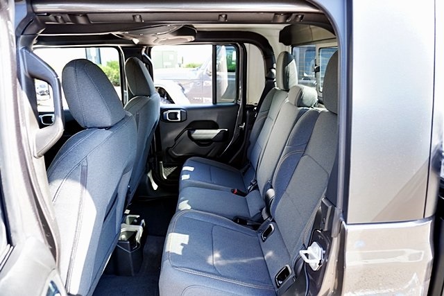 New 2025 Granite Crystal Metallic Clear-Coat Exterior Paint Jeep Sport S image 20