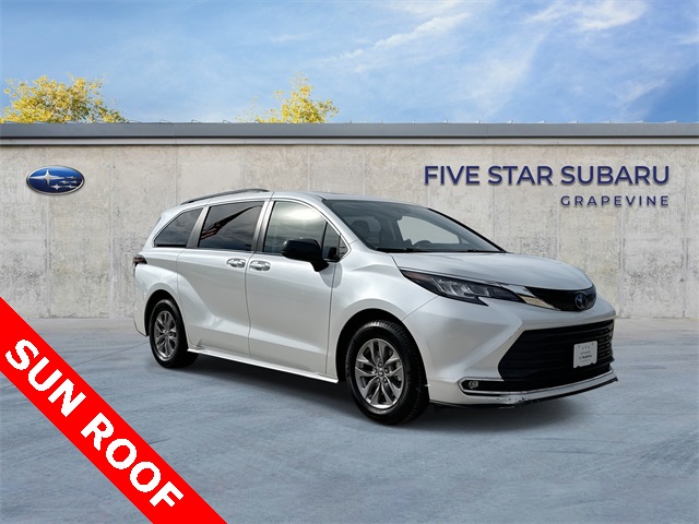 2022 Toyota Sienna XLE's photo