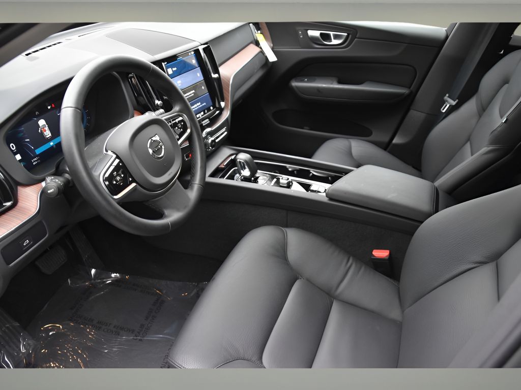 2024 Volvo XC60 B5 Plus photo 4