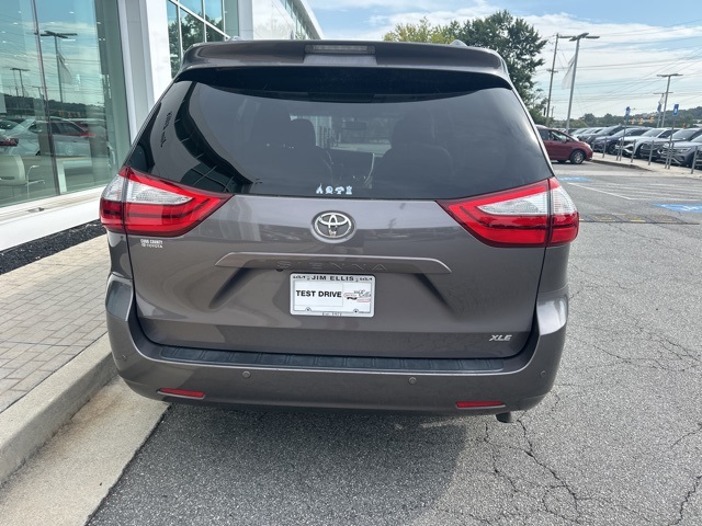 2016 Toyota Sienna XLE photo 5