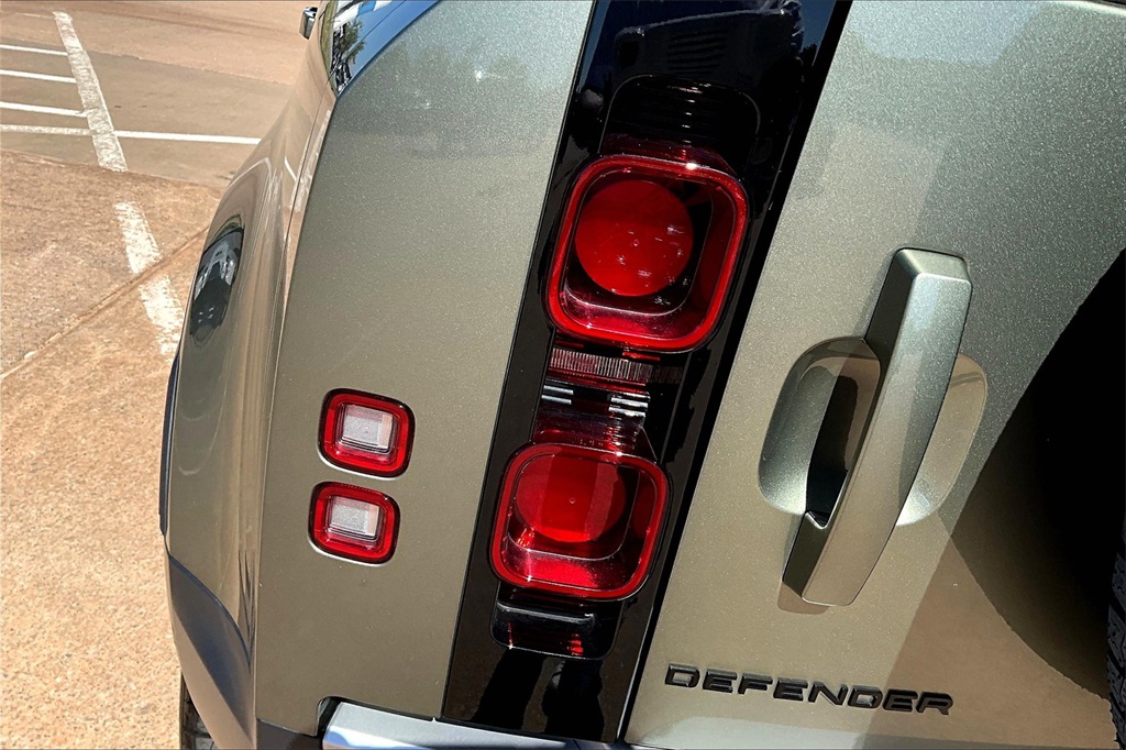 2024 Land Rover Defender 110 S photo 28