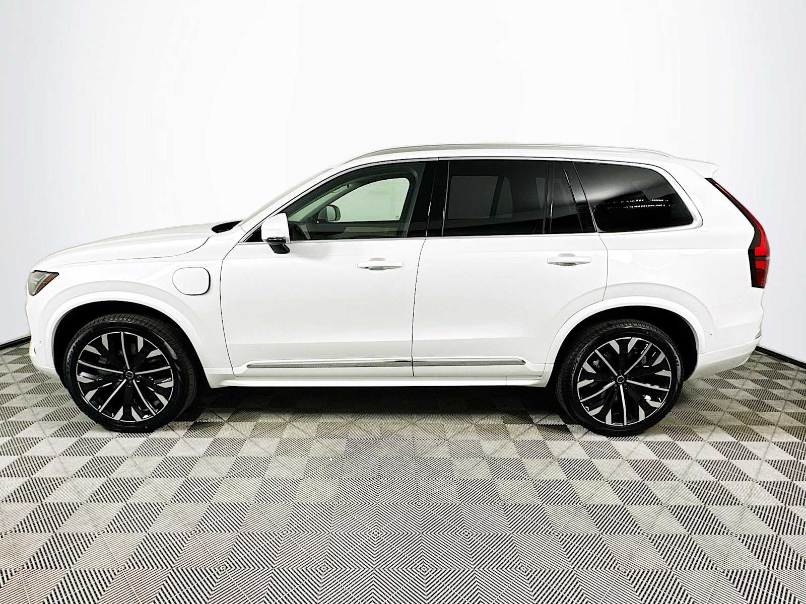 2025 Volvo XC90 T8 AWD Plus photo 4