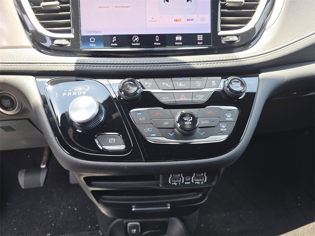 2025 Chrysler Pacifica photo 16
