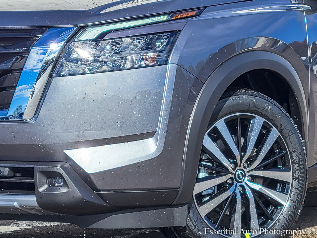 2025 Nissan Pathfinder Platinum photo 3