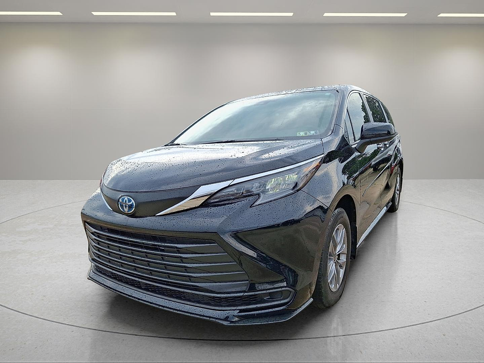 2024 Toyota Sienna LE photo 4