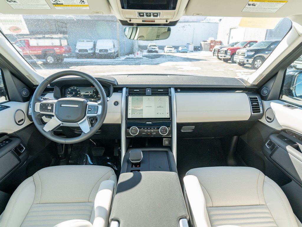 2025 Land Rover Discovery S photo 15