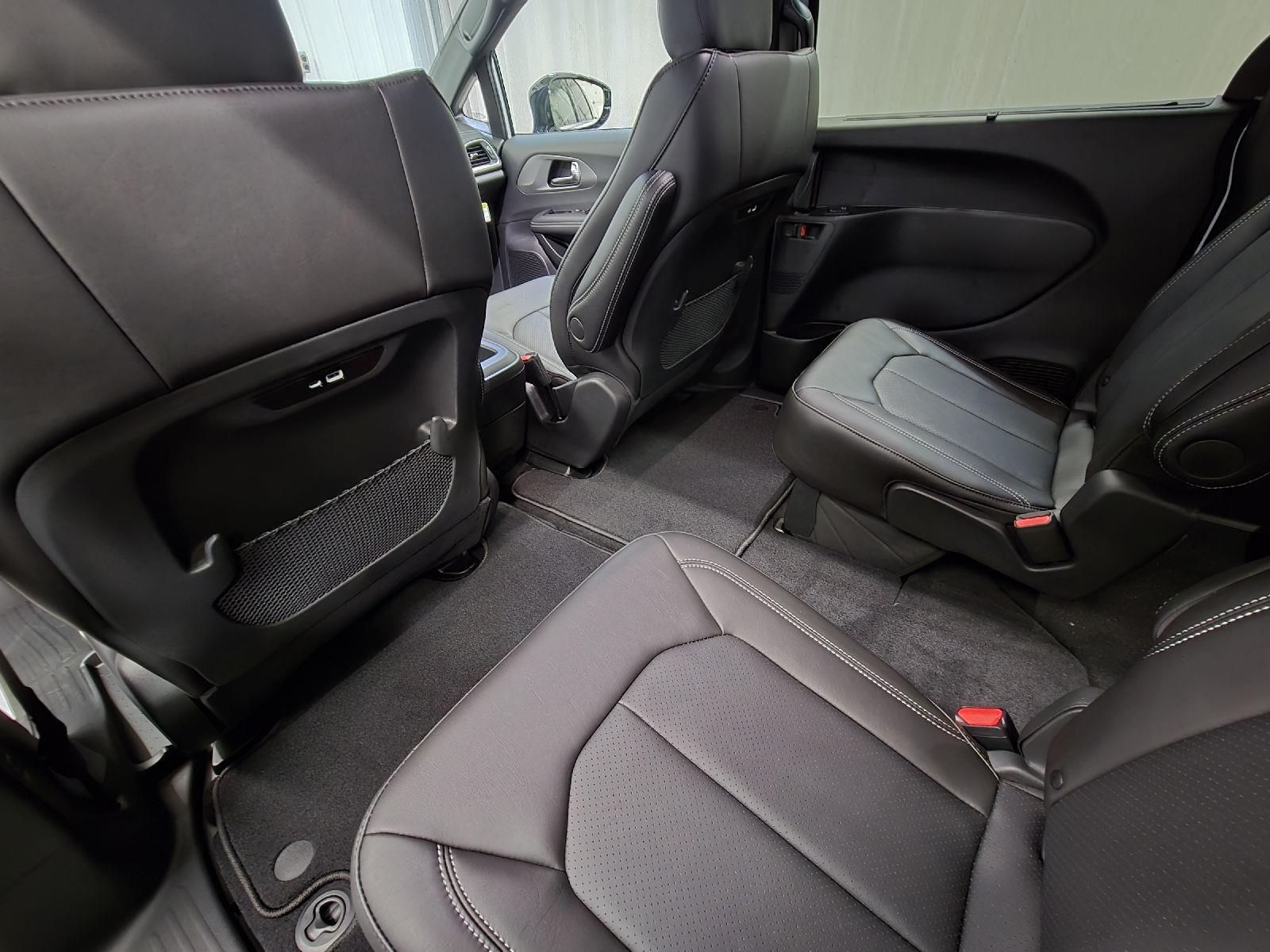 2025 Chrysler Pacifica photo 28