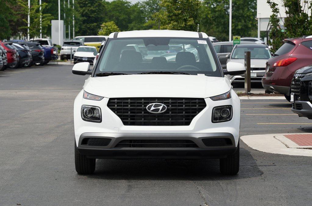 2025 Hyundai Venue SE photo 2