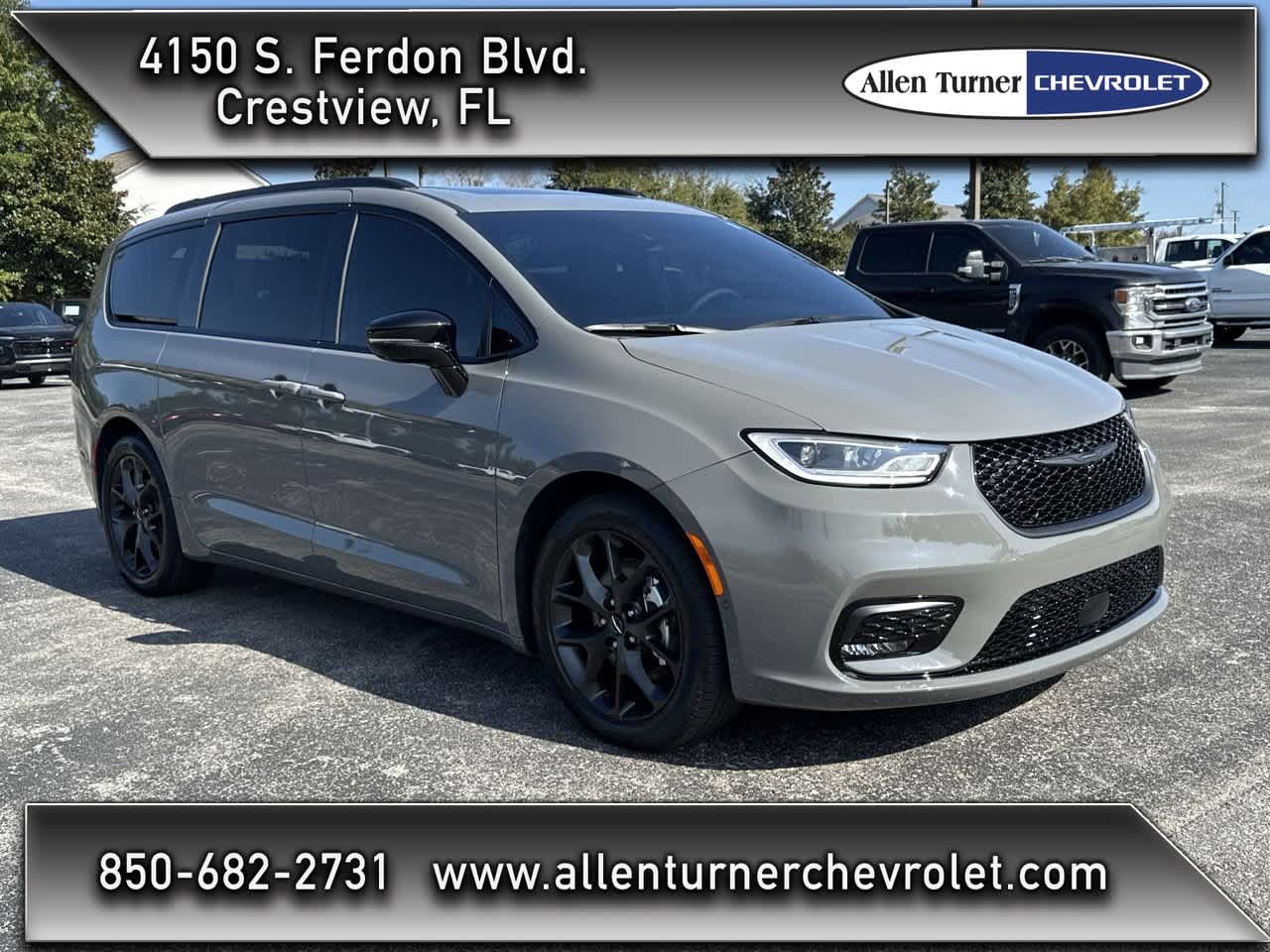 2023 Chrysler Pacifica Limited's photo