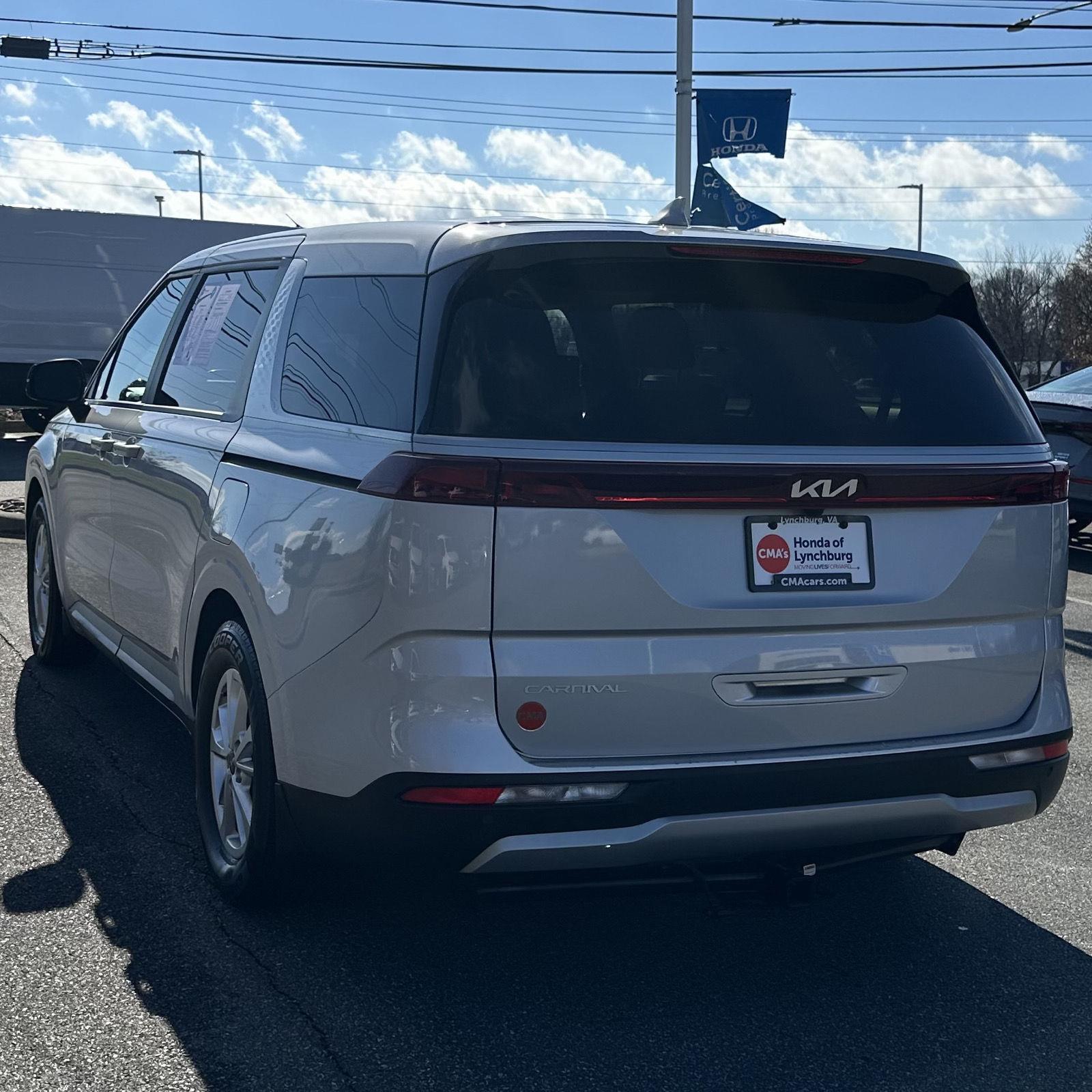 2023 Kia Carnival LX photo 3