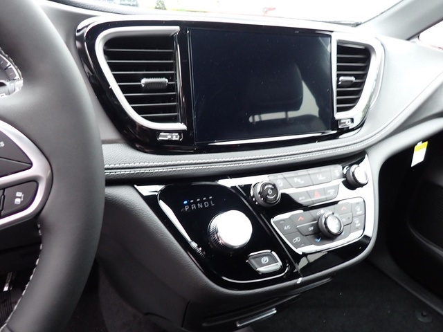 2026 Chrysler Pacifica photo 16