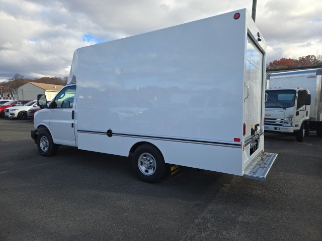 2025 Chevrolet Express Cutaway 3500 photo 2