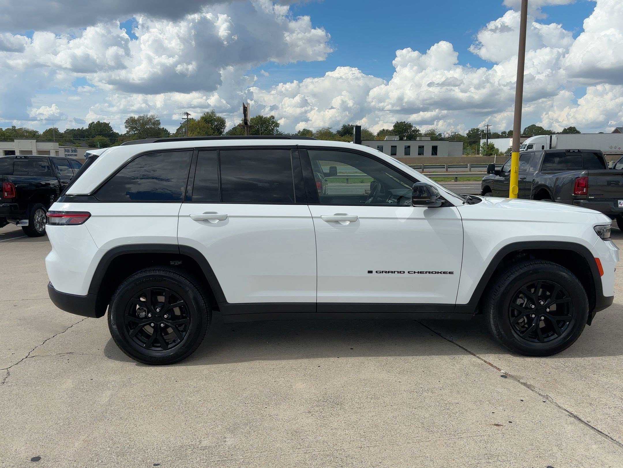 2024 Jeep Grand Cherokee Altitude photo 5
