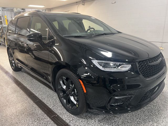 2026 Chrysler Pacifica Limited's photo