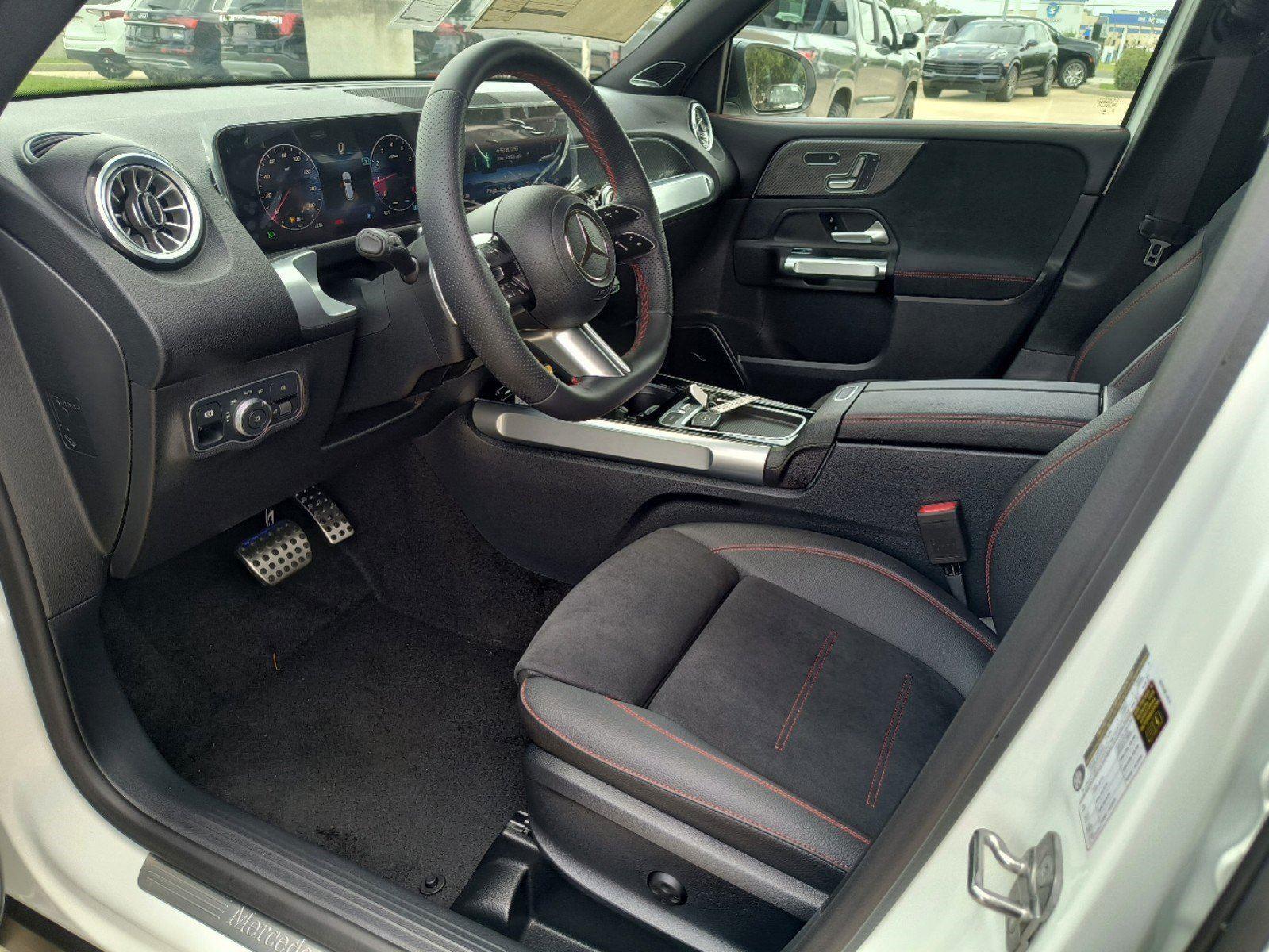 2024 Mercedes Benz GLB 250 photo 2