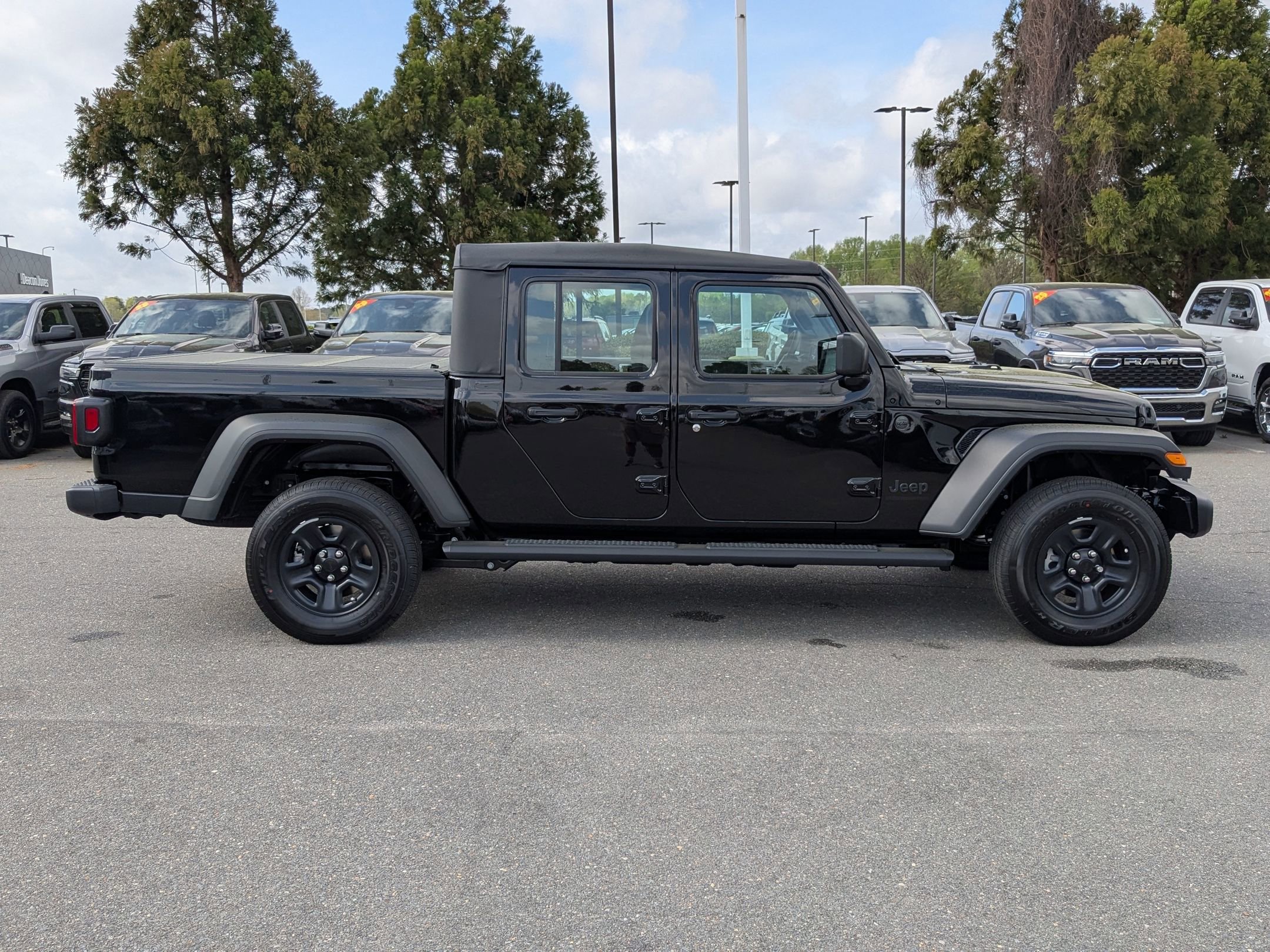 2025 Jeep Gladiator Sport photo 4