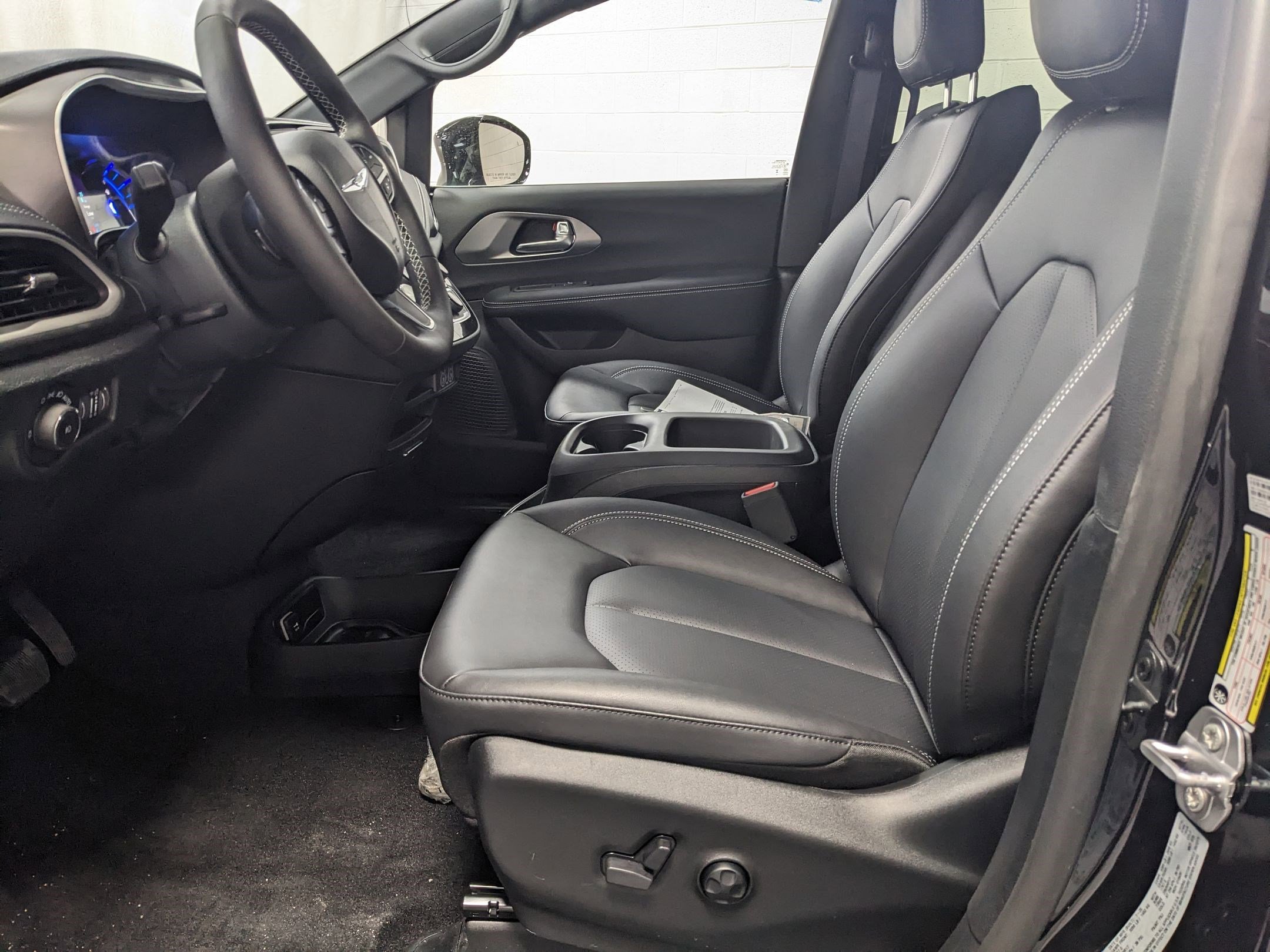 2025 Chrysler Pacifica Hybrid photo 14