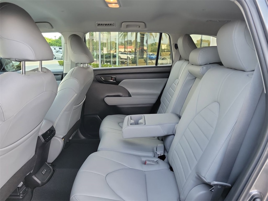 2022 Toyota Highlander LE photo 16