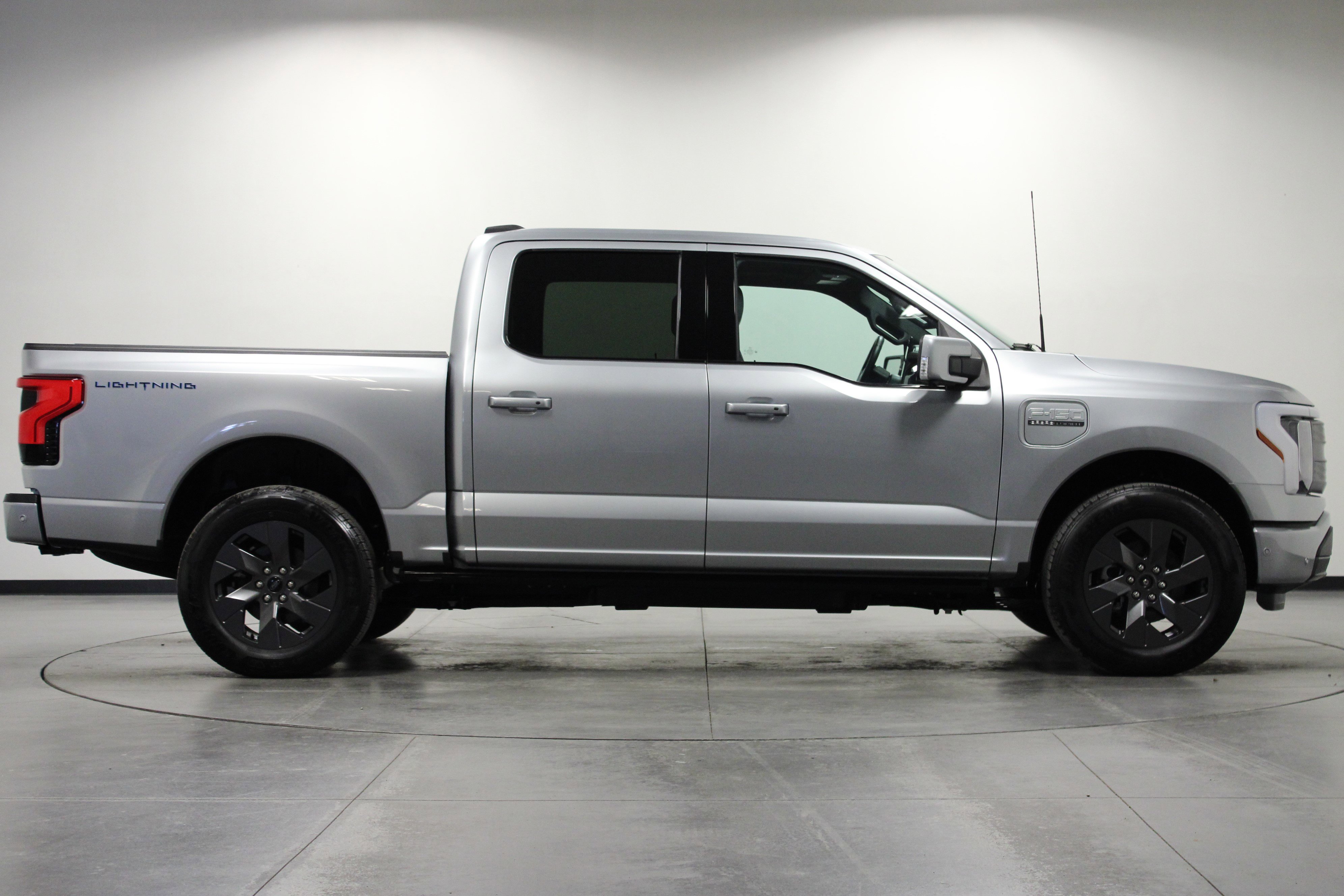 2023 Ford F-150 Lightning Lariat photo 2