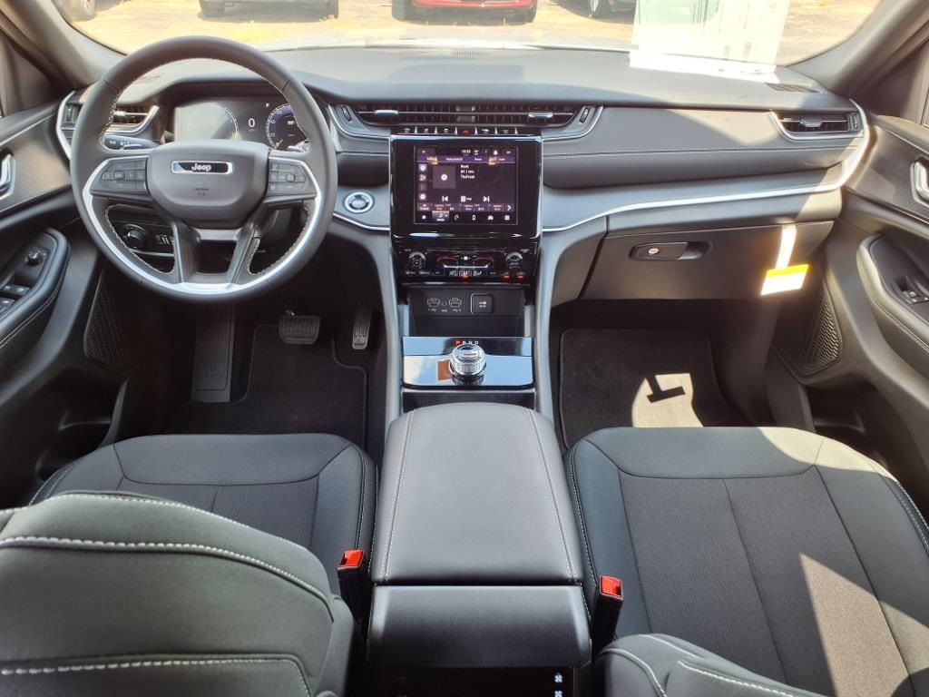 2025 Jeep Grand Cherokee Laredo X photo 8