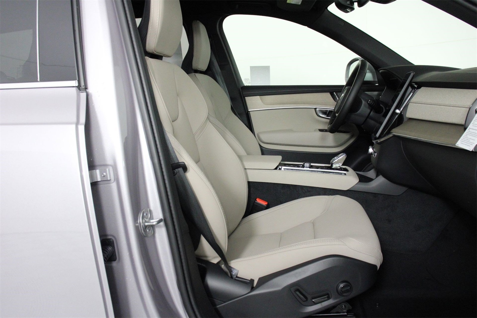 2026 Volvo XC90 Plus photo 9