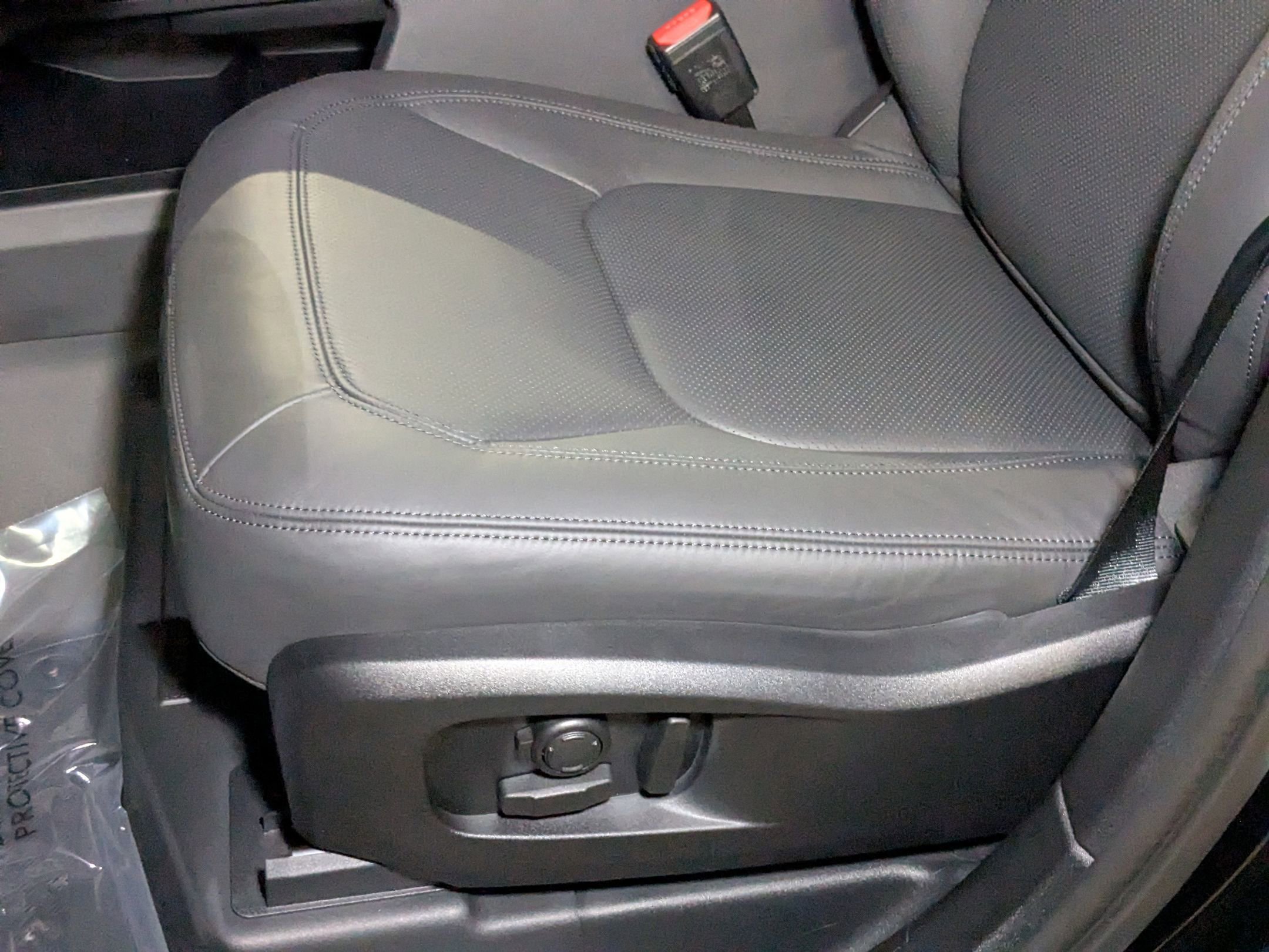 2025 Land Rover Defender 110 S photo 4