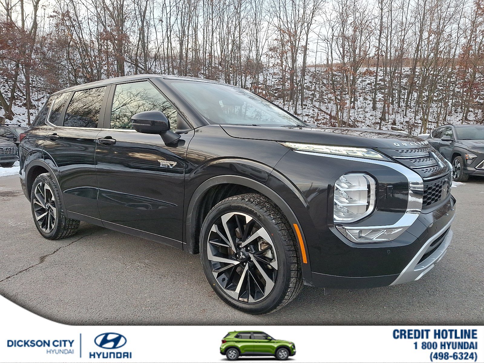 2024 Mitsubishi Outlander Plug-in Hybrid SE's photo