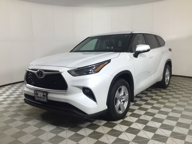 2022 Toyota Highlander LE photo 3