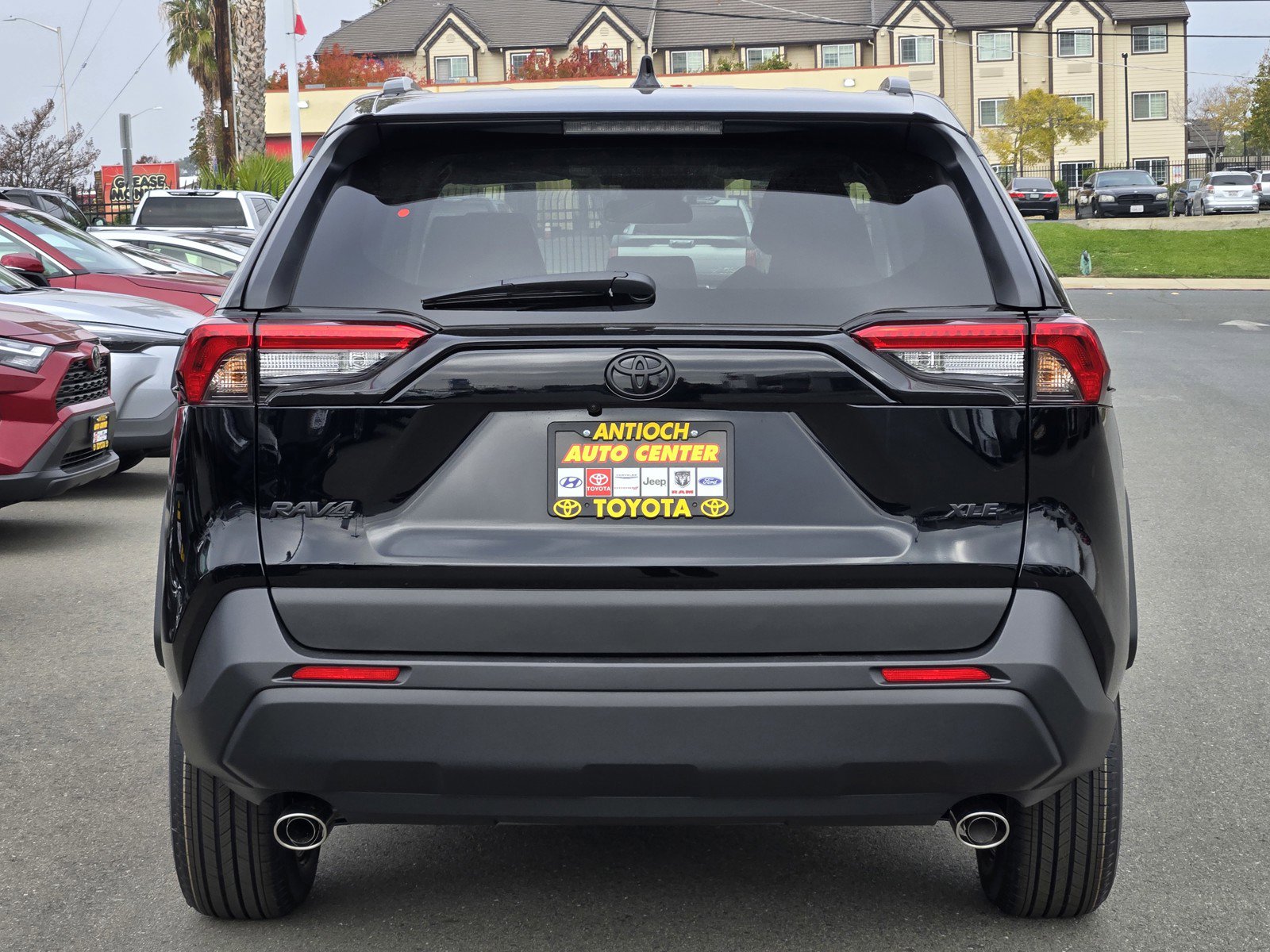 2025 Toyota RAV4 XLE photo 4